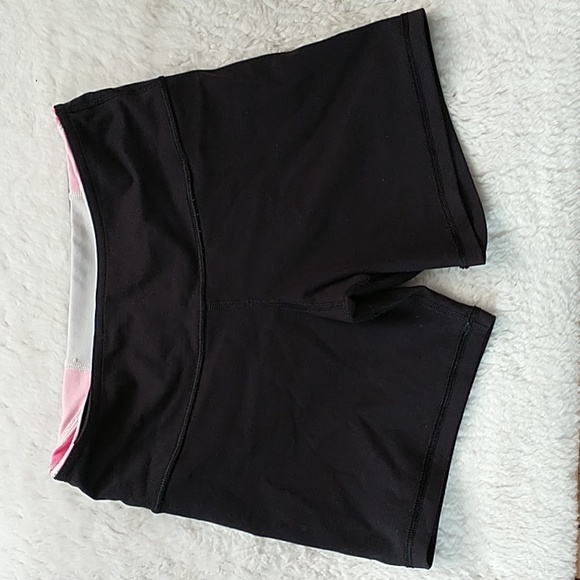 Lululemon Black 🩷 🤍Reversible Short SIZE 4 - Picture 4 of 6